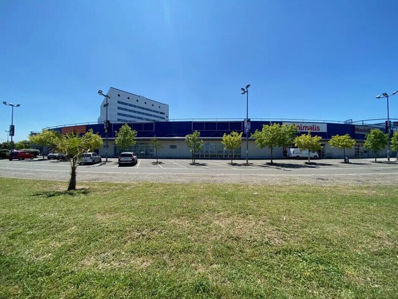 Retail in Maurepas for lease - Building Photo - Image 2 of 3