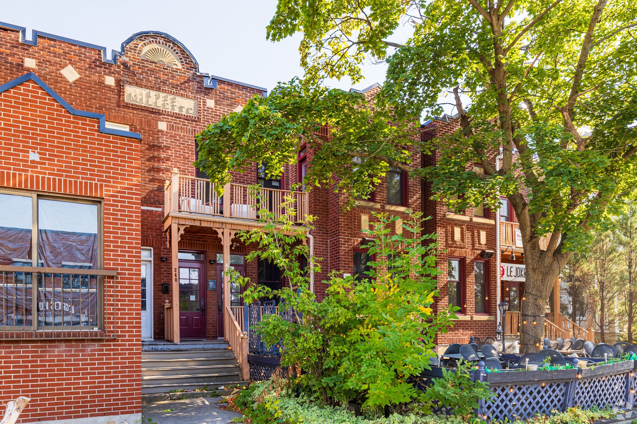 240-246 Rue Saint-Charles O, Longueuil, QC for lease Primary Photo- Image 1 of 11