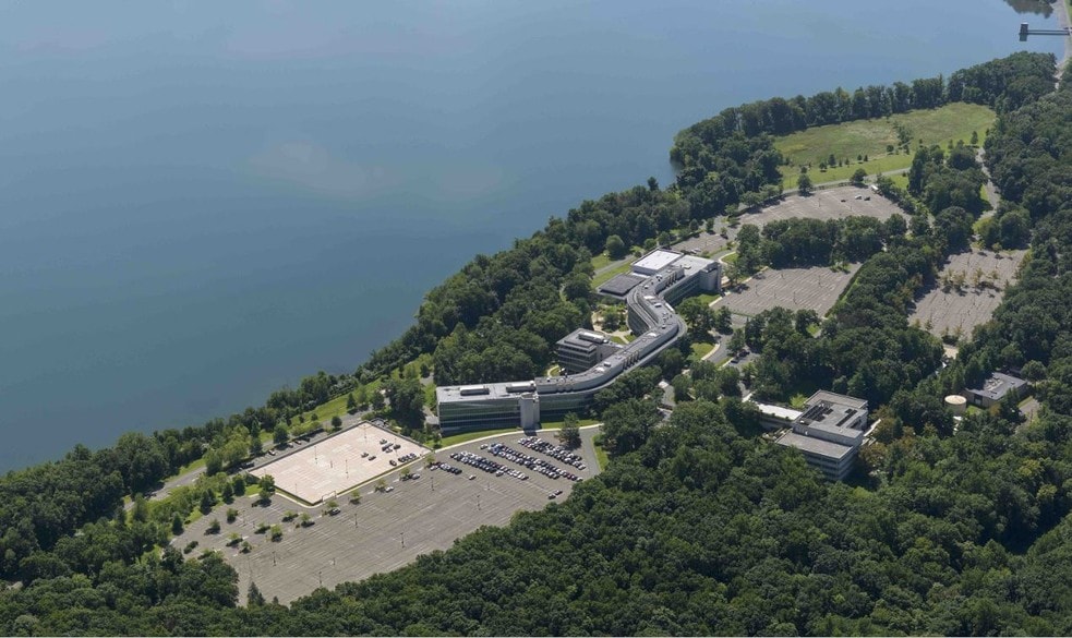 1 Geoffrey Way, Wayne, NJ for lease - Building Photo - Image 1 of 19