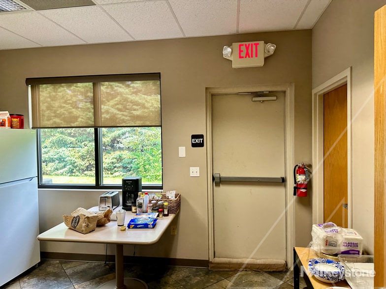 45 Commerce Dr, Wyomissing, PA for lease - Building Photo - Image 3 of 20