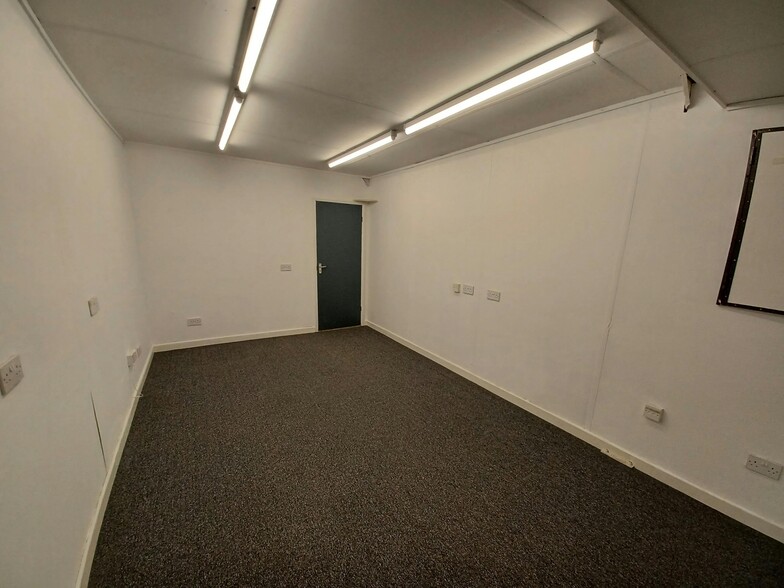 Newgate Ln, Fareham for lease - Interior Photo - Image 2 of 32