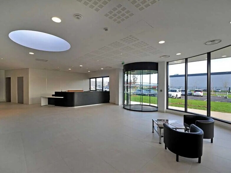 8 Rue Du Maréchal De Lattre De Tassigny, Élancourt for lease - Lobby - Image 3 of 10