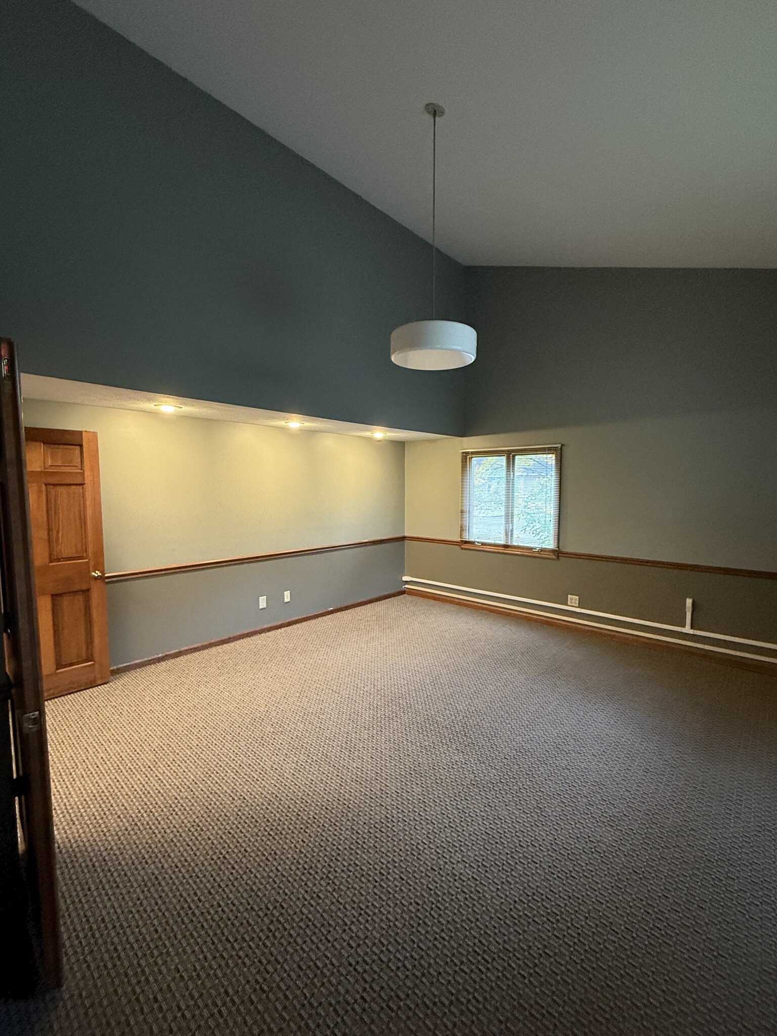 323-331 Regency Ridge Dr, Dayton, OH for lease Interior Photo- Image 1 of 4