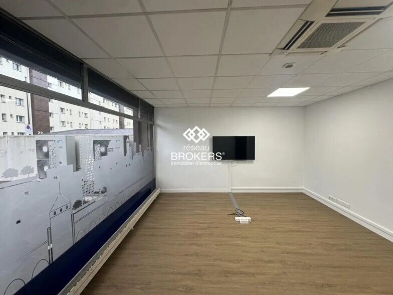 Retail in Le Bourget for lease - Interior Photo - Image 1 of 6