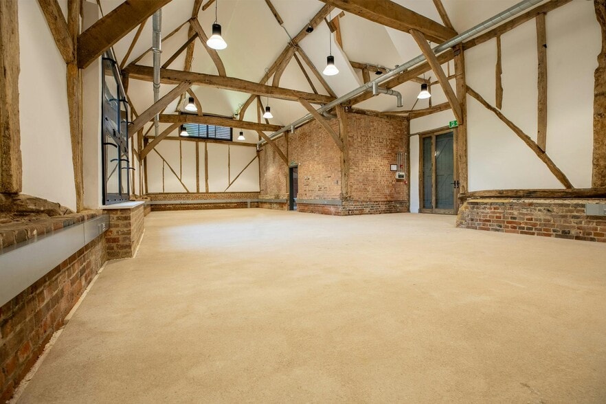 Manor Farm Barns, Hughenden Manor Estate, High Wycombe for lease - Building Photo - Image 2 of 10