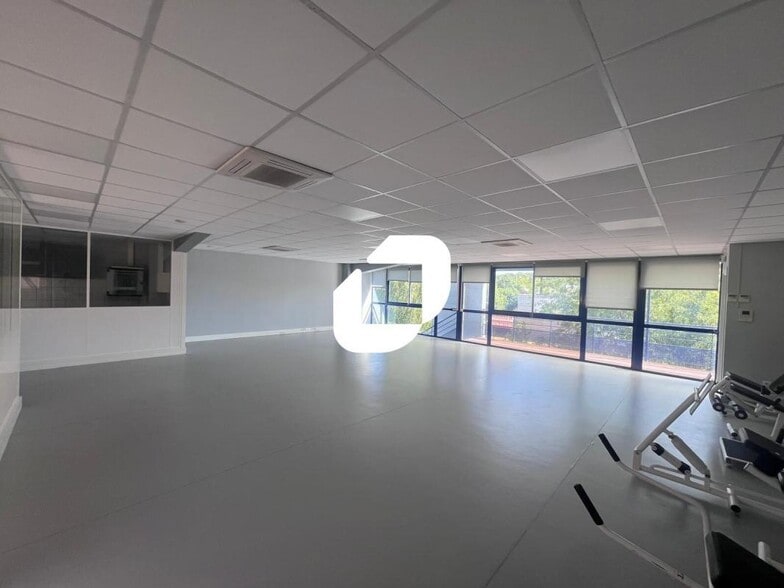 Office in Chelles for lease - Interior Photo - Image 2 of 6