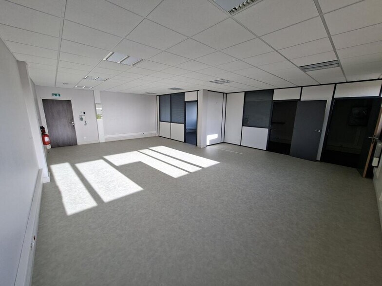 Office in Caen for lease - Interior Photo - Image 2 of 11