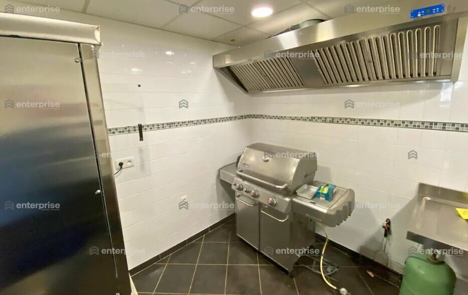 Retail in Senlis for lease - Building Photo - Image 3 of 7