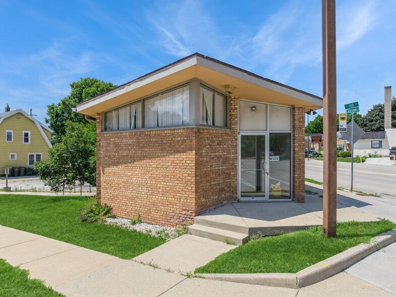 8801 W National Ave, West Allis, WI for sale - Building Photo - Image 3 of 10