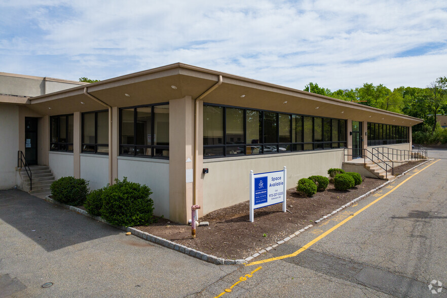 30 Sherwood Ln, Fairfield, NJ for sale - Primary Photo - Image 1 of 1