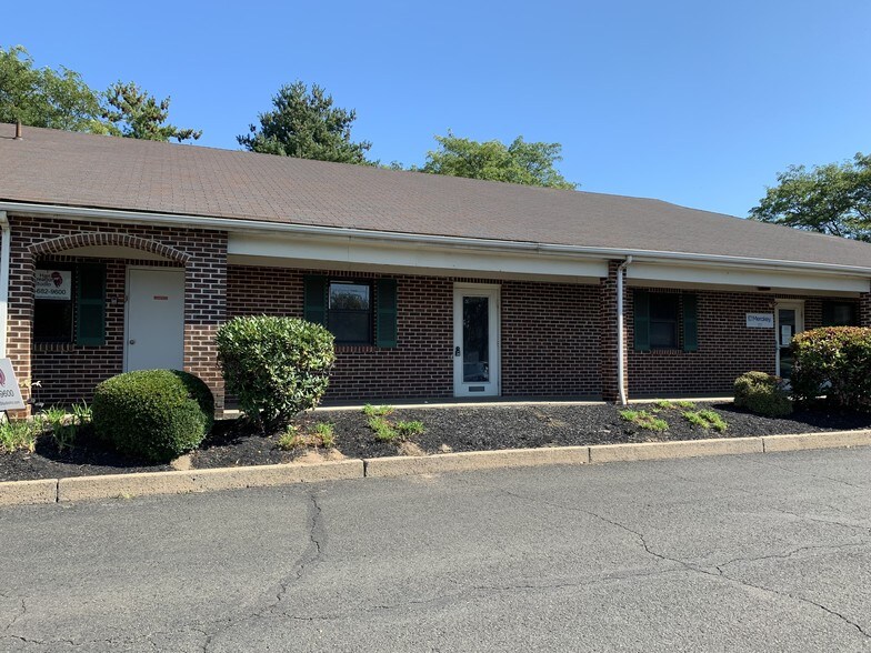 600 Louis Dr, Warminster, PA 18974