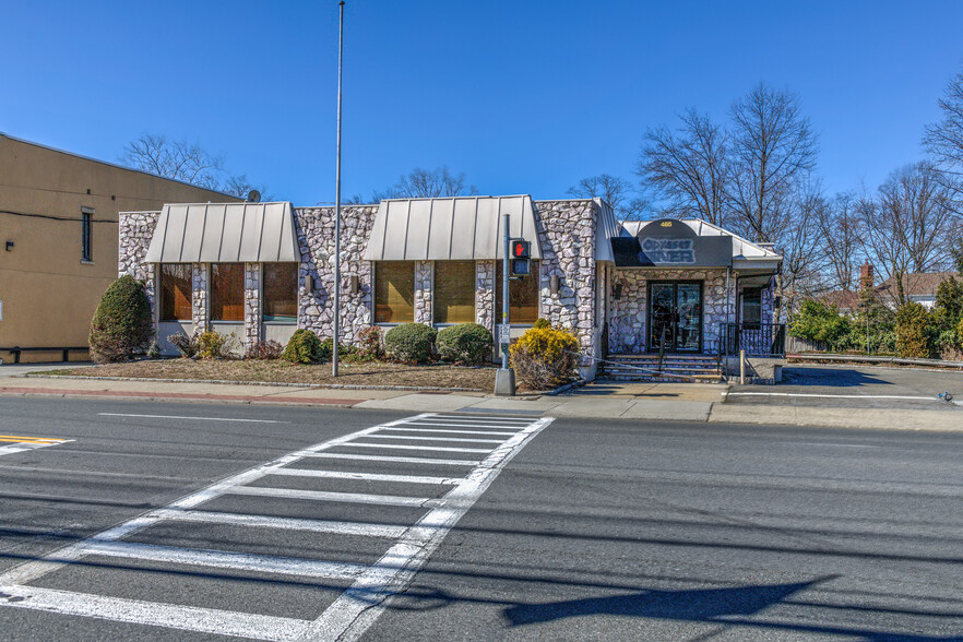 465 White Plains Rd, Eastchester, NY for sale - Building Photo - Image 1 of 1