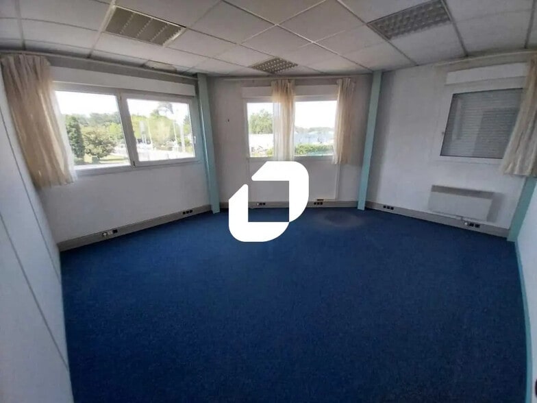 Office in Eysines for lease - Interior Photo - Image 3 of 10