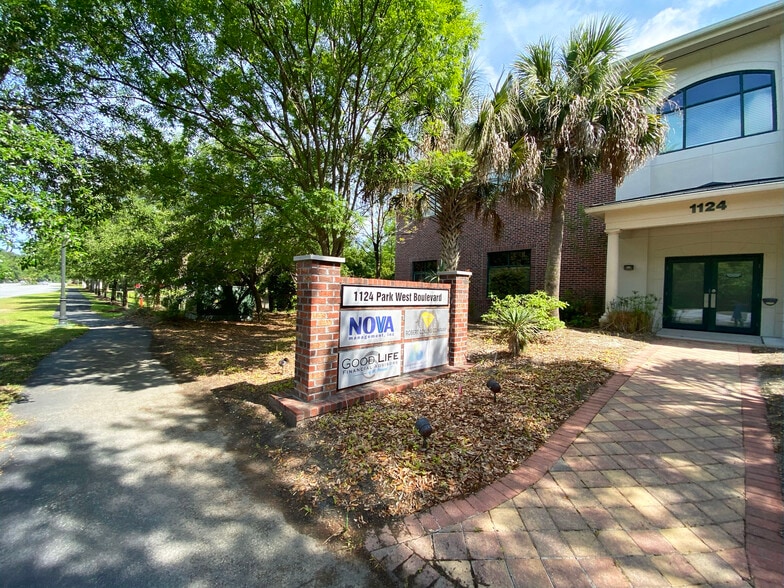 1124 Park West Blvd, Mount Pleasant, SC for lease - Building Photo - Image 2 of 13