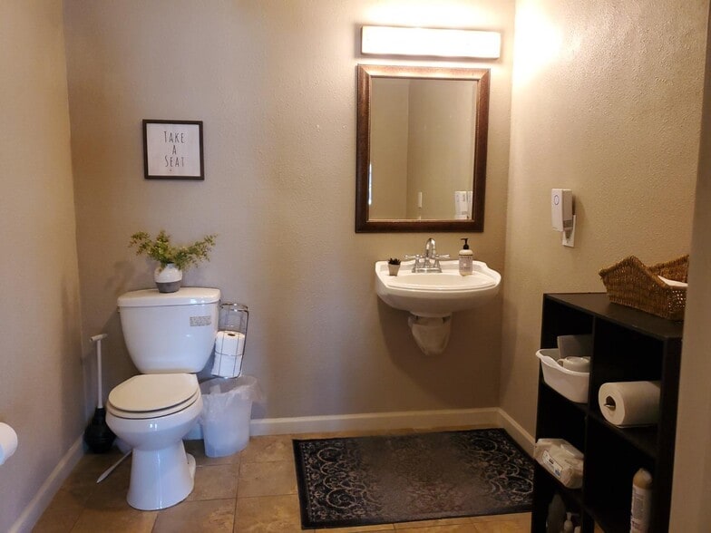 1272 4th St, Los Banos, CA for lease - Primary Photo - Image 1 of 25