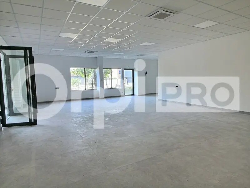Retail in Serris for lease Interior Photo- Image 1 of 8