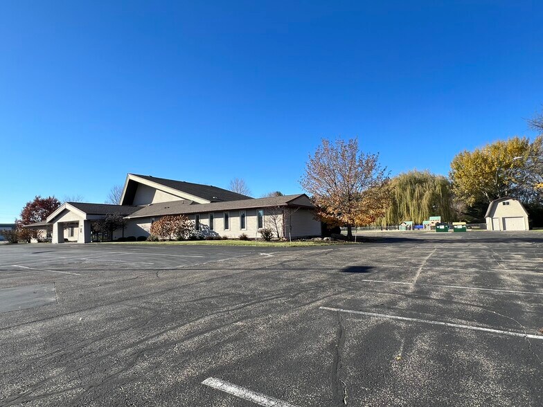 1368 Cold Spring Rd, Neenah, WI for sale - Primary Photo - Image 1 of 8
