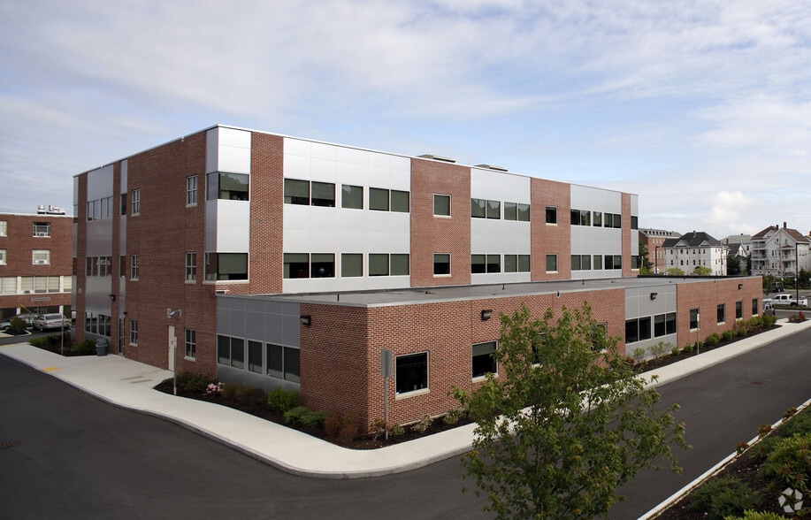 851 Middle St, Fall River, MA for lease - Building Photo - Image 3 of 3