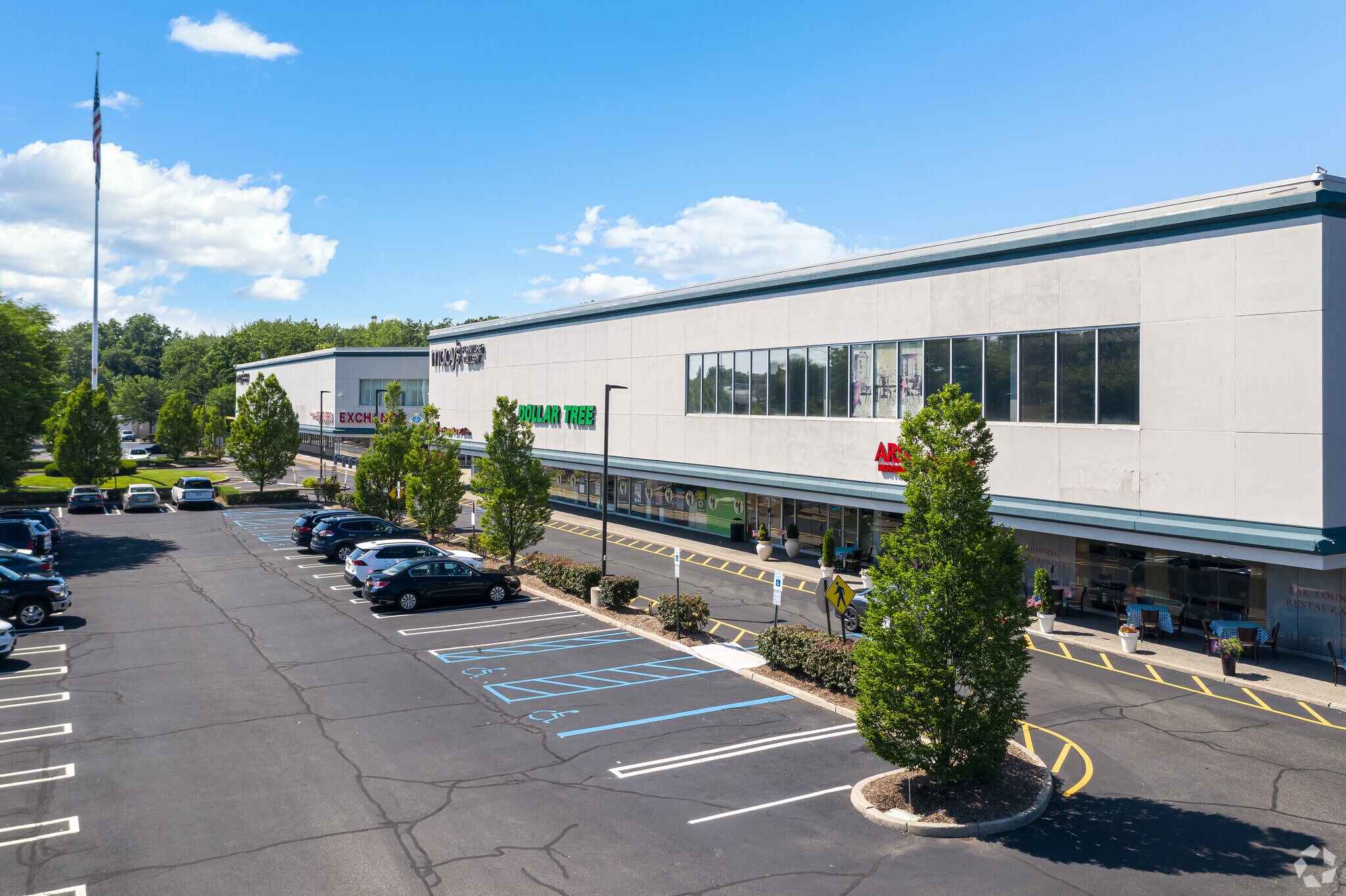 275289 Route 4 W, Paramus, NJ 07652 The Shops At IV