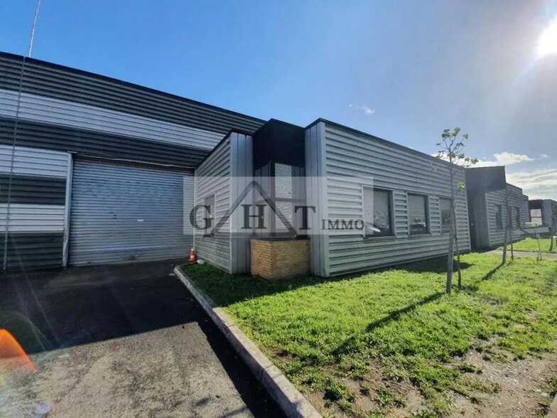 Office in Le Bourget for lease - Building Photo - Image 2 of 5