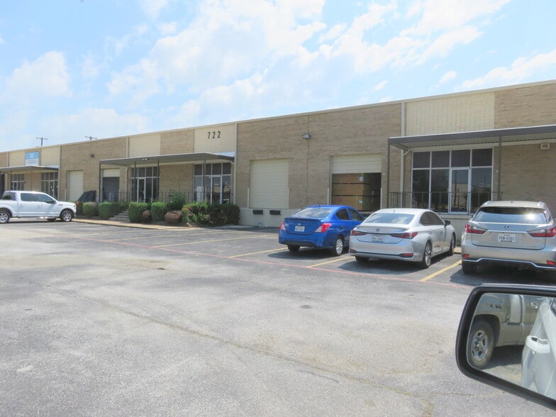718-728 N Great Southwest Pkwy, Arlington, TX for sale - Building Photo - Image 1 of 1