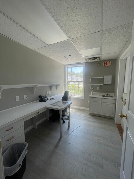 7 Webhannet Pl, Kennebunk, ME for lease - Interior Photo - Image 3 of 13