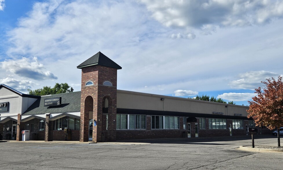 5600 State St, Saginaw, MI for lease - Building Photo - Image 2 of 9