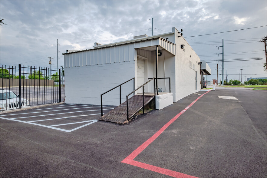 6801 Harry Hines Blvd, Dallas, TX for sale - Building Photo - Image 1 of 1