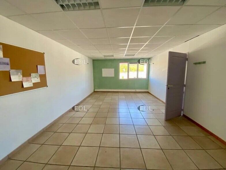 Flex in La Ciotat for lease - Interior Photo - Image 3 of 8