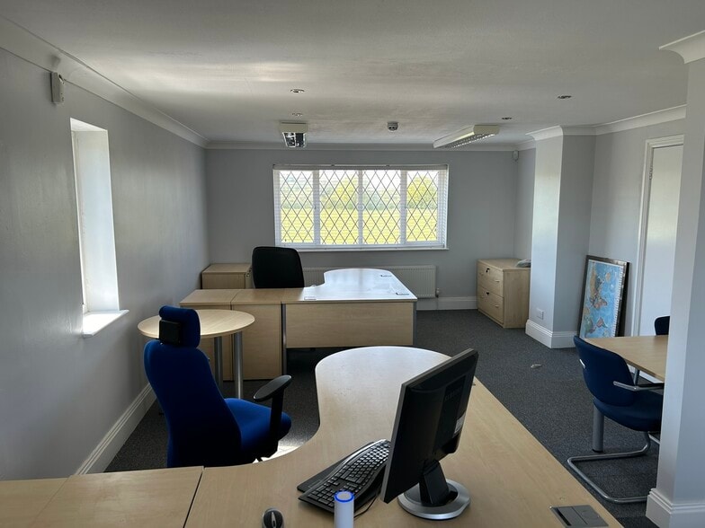 Y1 Elvington Industrial Estate portfolio of 2 properties for sale on LoopNet.com - Building Photo - Image 2 of 5