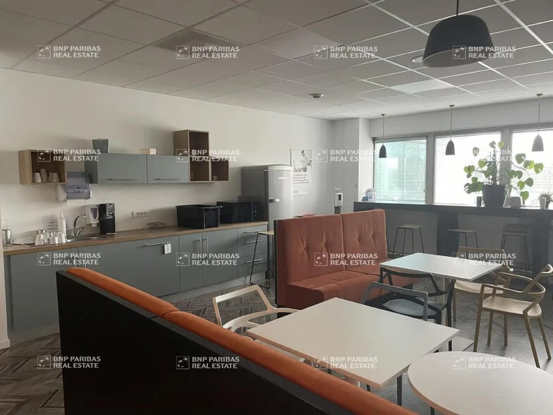 Office in Montbonnot-Saint-Martin for lease - Interior Photo - Image 2 of 17