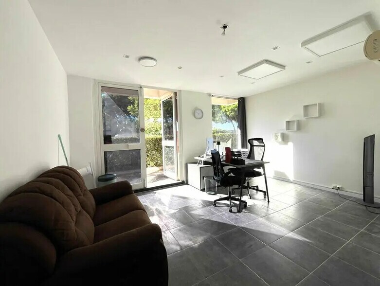 Retail in CANNES-LA-BOCCA for sale - Interior Photo - Image 3 of 5