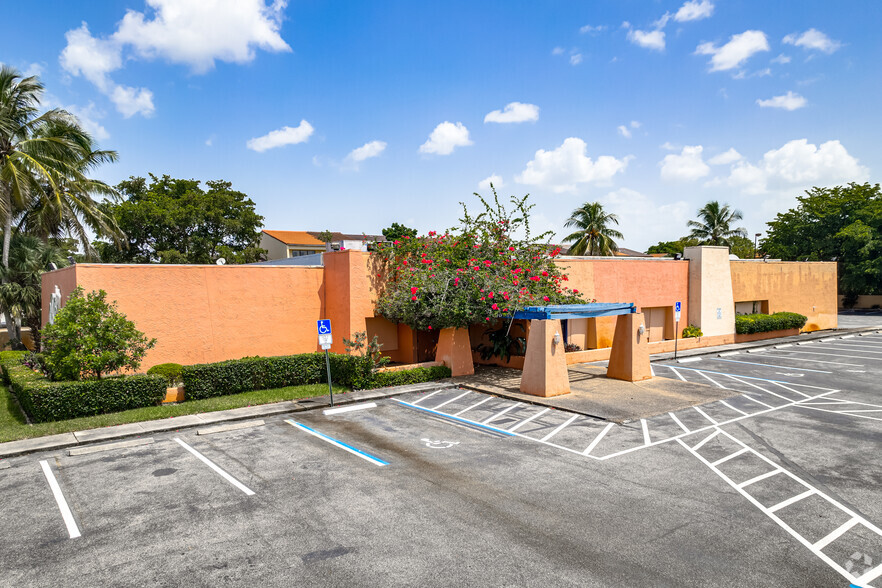 4000 N University Dr, Sunrise, FL for sale - Primary Photo - Image 1 of 55