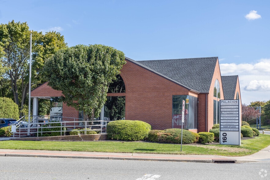 160 Howells Rd, Bay Shore, NY for lease - Building Photo - Image 1 of 10