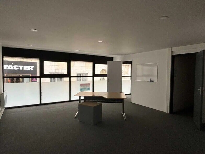 Office in Bordeaux for lease - Interior Photo - Image 1 of 5