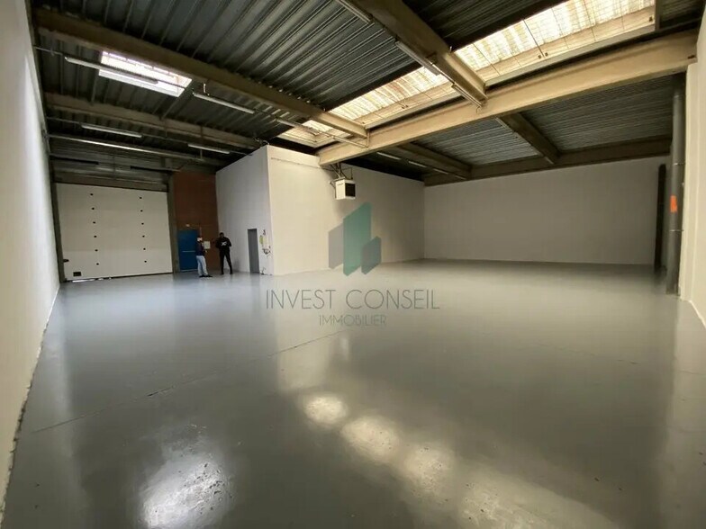 Flex in Chambly for lease - Building Photo - Image 1 of 6