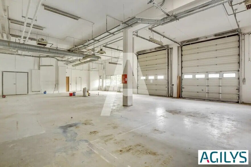 Flex in Antony for lease - Building Photo - Image 2 of 8