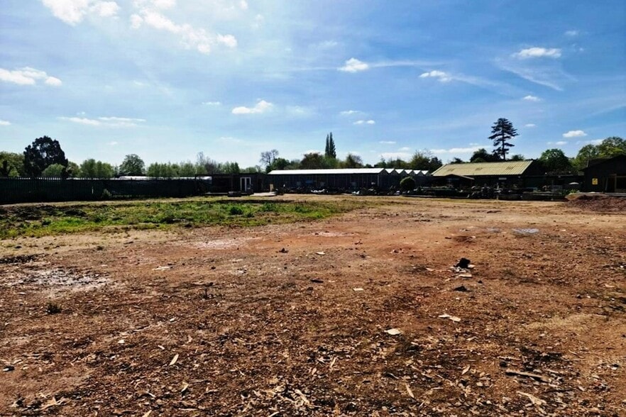 1-2 Sherfield On Loddon Garden Centre, Wildmoor Ln, Hook for lease - Building Photo - Image 3 of 4
