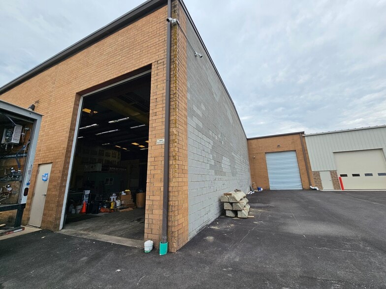 22530 S Center Rd, Frankfort, IL for lease - Building Photo - Image 2 of 17