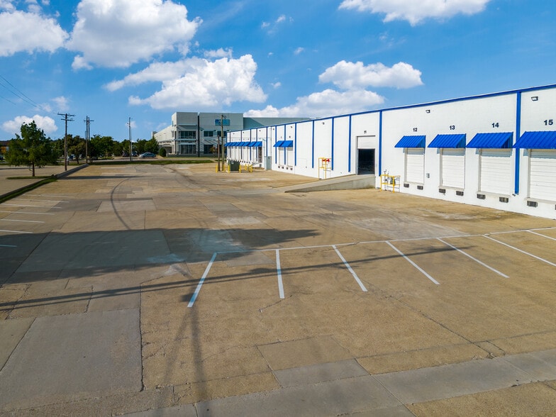 1207 W Crosby Rd, Carrollton, TX for lease - Building Photo - Image 2 of 18