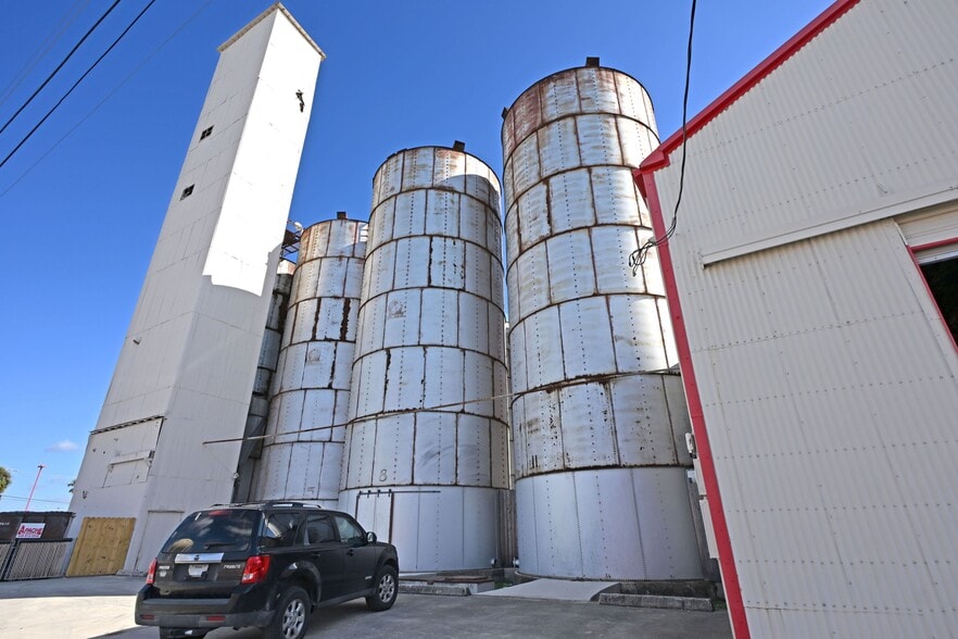 1123 Bowie St, Seguin, TX for sale - Building Photo - Image 2 of 32