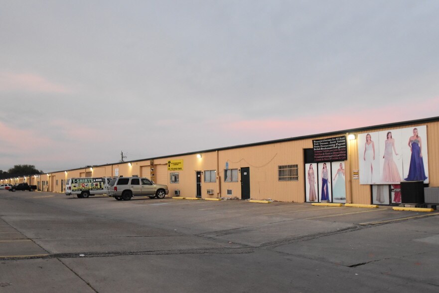 9801-9811 Harwin Dr, Houston, TX for lease - SWSC 9805 E Side - Image 1 of 8