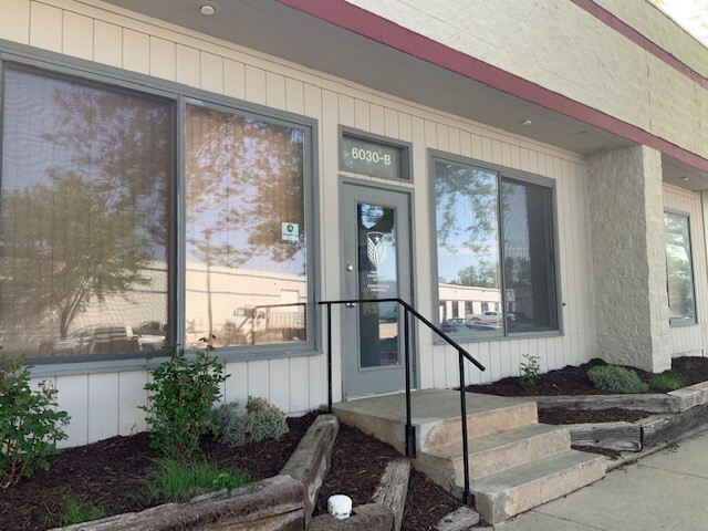 6030 S 57th St, Lincoln, NE for lease - Building Photo - Image 3 of 18