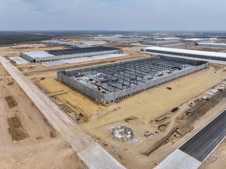Pinnacle Logistics Center, Laredo, TX for lease - Building Photo - Image 1 of 4