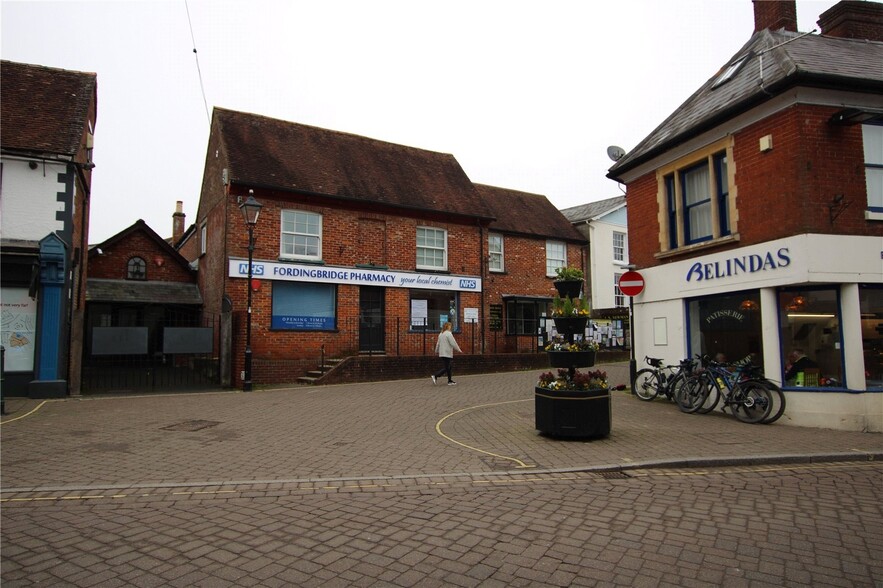 22 High St, Fordingbridge for lease - Primary Photo - Image 1 of 6