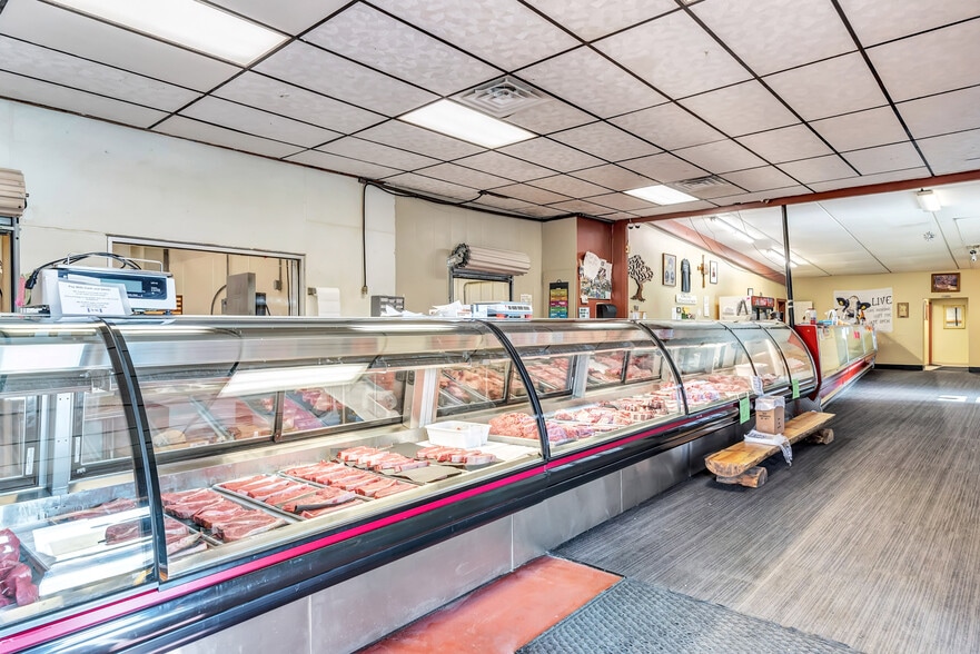 715 Redfield St, Waupaca, WI for sale - Interior Photo - Image 2 of 11