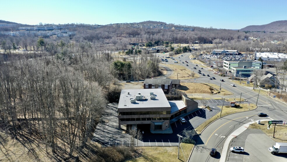 108 Mill Plain Rd, Danbury, CT for lease - Building Photo - Image 3 of 4