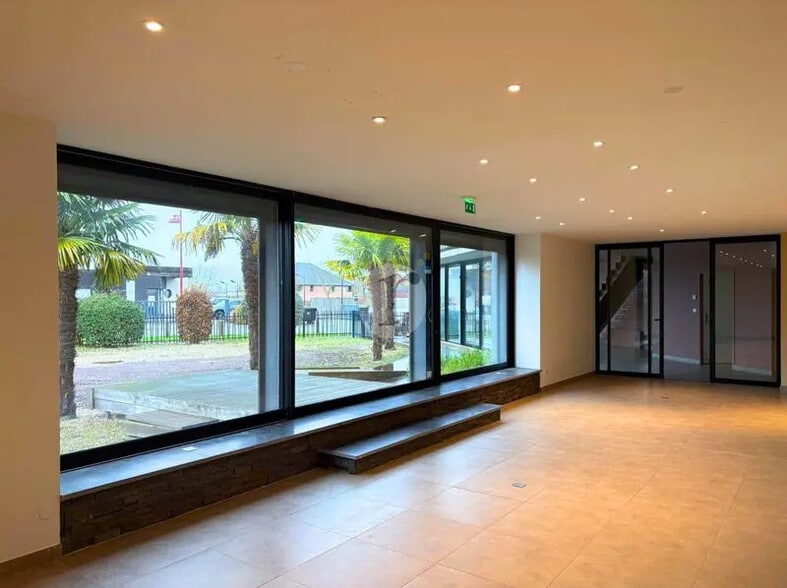 Retail in Mérignies for sale - Interior Photo - Image 1 of 5