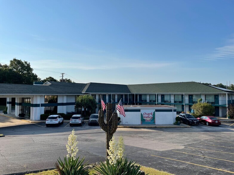 2693 Shepherd of the Hills Expy, Branson, MO for sale - Primary Photo - Image 1 of 1