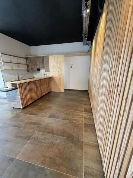 Retail in Antibes for lease - Interior Photo - Image 3 of 6